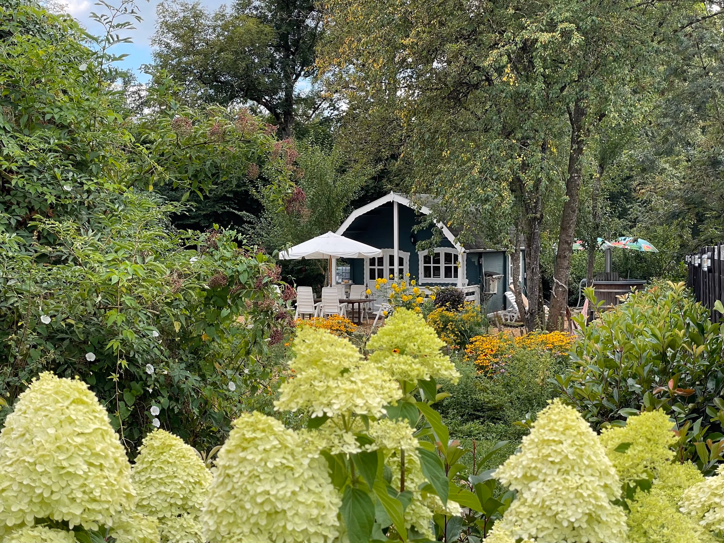 Doorkijk naar Chalet Sans Souci vanaf toegangspad